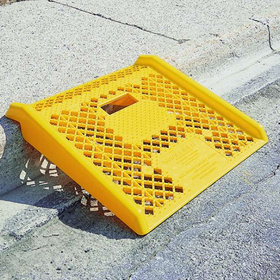 27" x 27" Magline Yellow Curb Ramp - 600 Lbs. Capacity